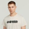 T-shirt med sliten logotyp och grafik
