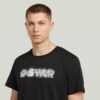 T-shirt med sliten logotyp och grafik T-shirt med sliten logotyp och grafik