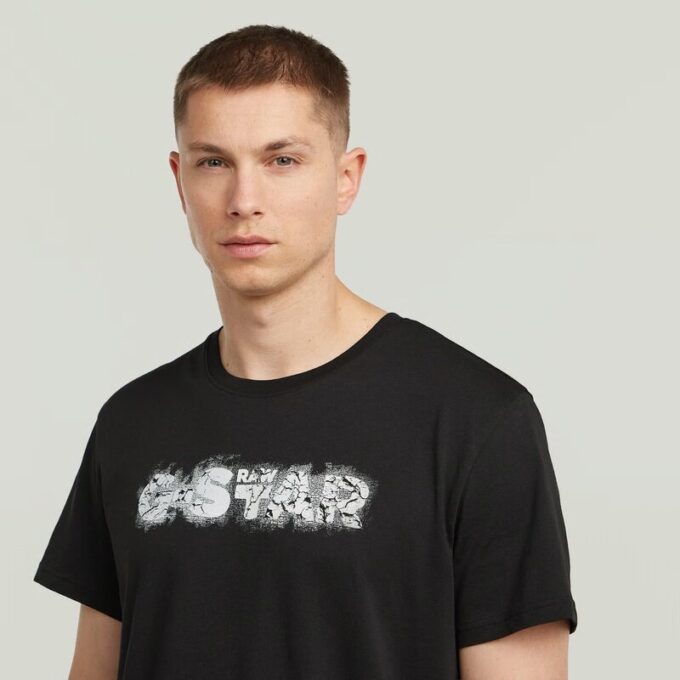 T-shirt med sliten logotyp och grafik T-shirt med sliten logotyp och grafik