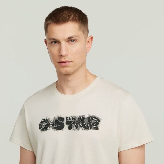 T-shirt med sliten logotyp och grafik