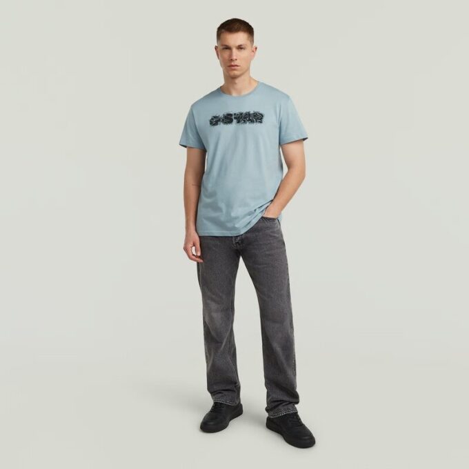 T-shirt med sliten logotyp och grafik T-shirt med sliten logotyp och grafik