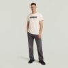 T-shirt med sliten logotyp och grafik