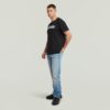 T-shirt med sliten logotyp och grafik T-shirt med sliten logotyp och grafik