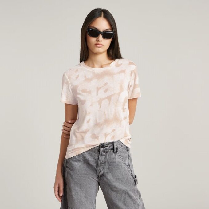 T-shirt med sprayade bokstäver T-shirt med sprayade bokstäver