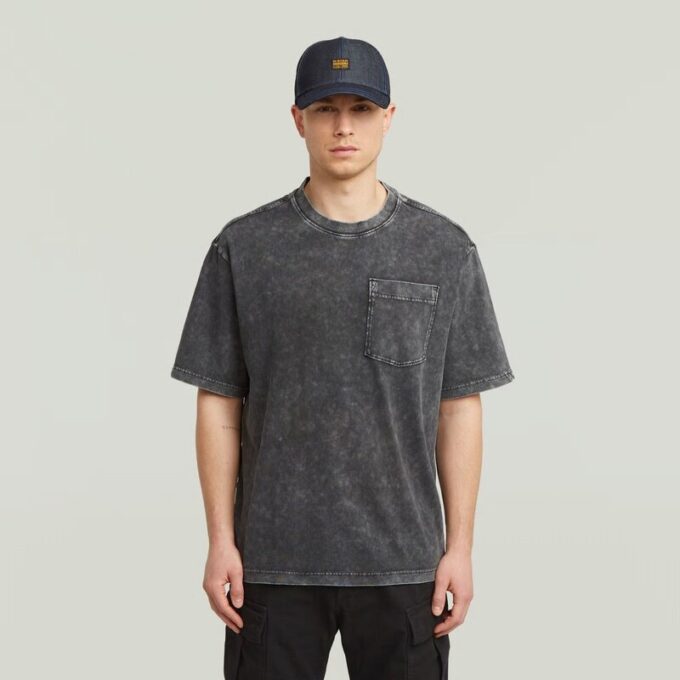 T-shirt med tvättad ficka