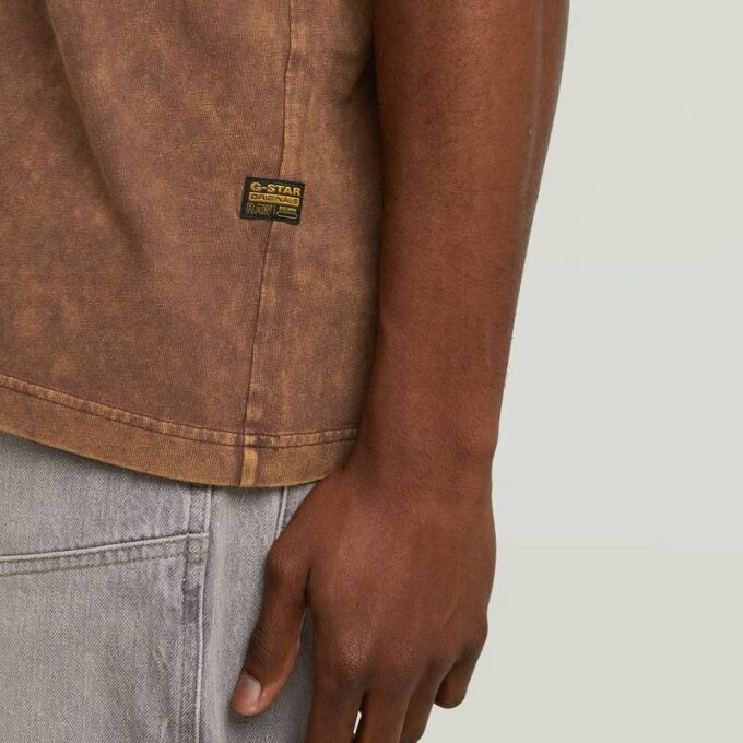 T-shirt med tvättad ficka