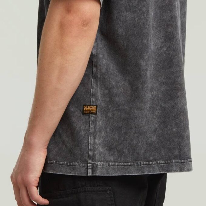 T-shirt med tvättad ficka
