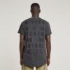 T-shirt med överfärgade ögonfransar och text på baksidan