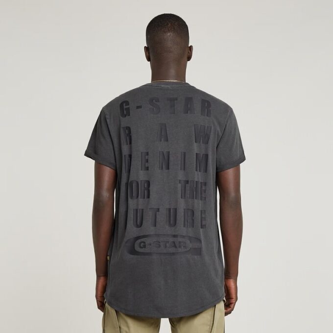 T-shirt med överfärgade ögonfransar och text på baksidan