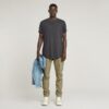 T-shirt med överfärgade ögonfransar och text på baksidan