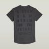 T-shirt med överfärgade ögonfransar och text på baksidan