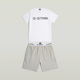 T-shirt och kort pyjamasset T-shirt och kort pyjamasset