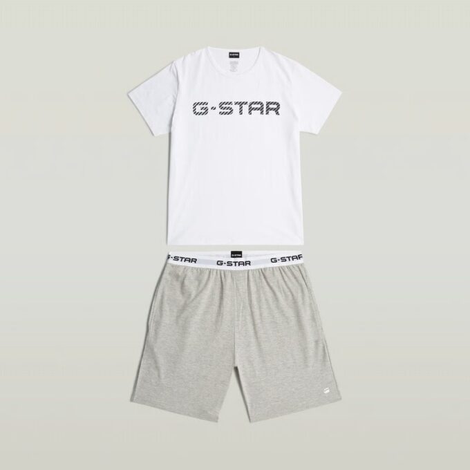 T-shirt och kort pyjamasset T-shirt och kort pyjamasset
