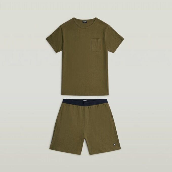 T-shirt och kort pyjamasset T-shirt och kort pyjamasset