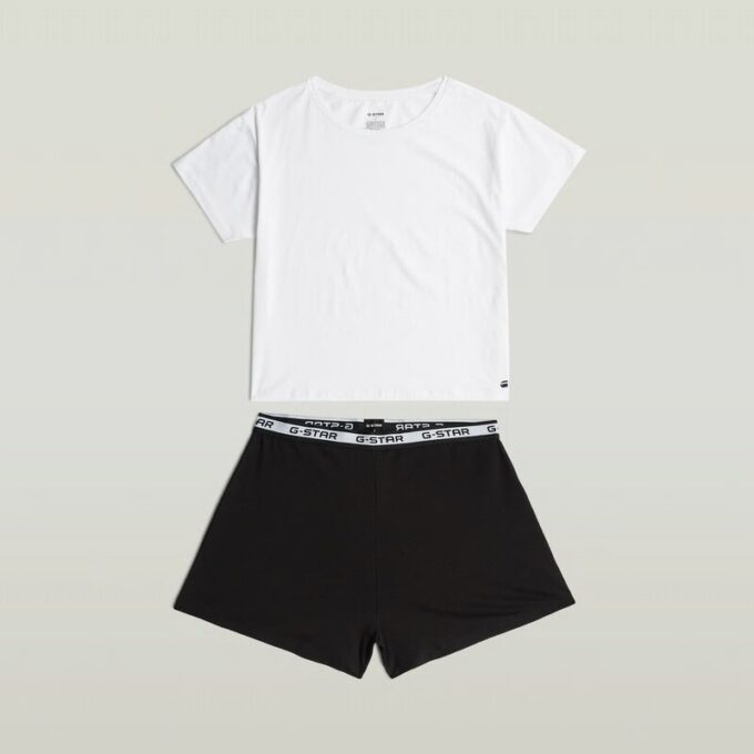 T-shirt och kort pyjamasset T-shirt och kort pyjamasset