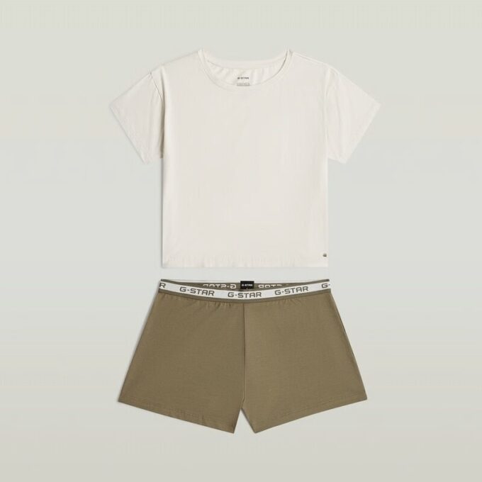 T-shirt och kort pyjamasset T-shirt och kort pyjamasset
