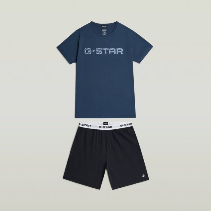 T-shirt och kort pyjamasset T-shirt och kort pyjamasset