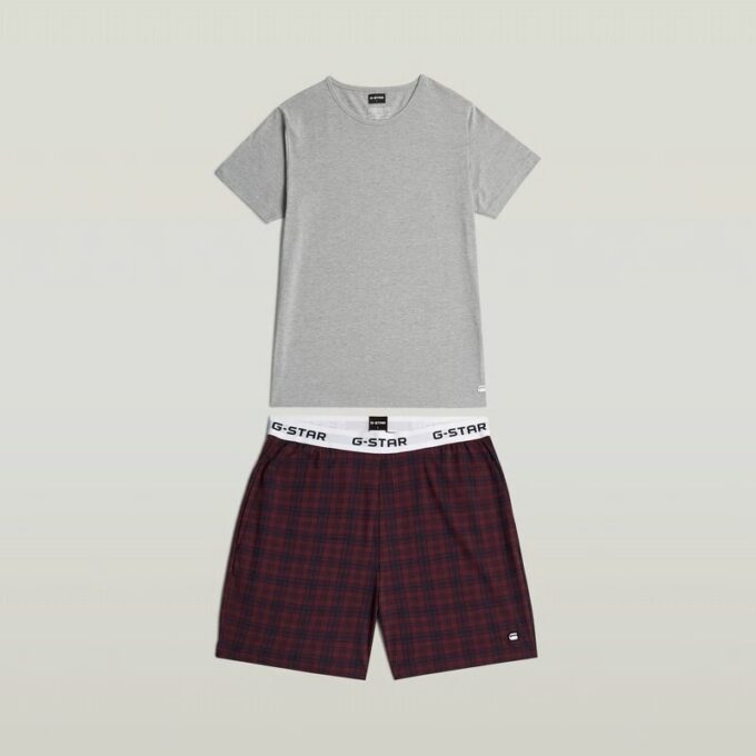 T-shirt och kort pyjamasset T-shirt och kort pyjamasset