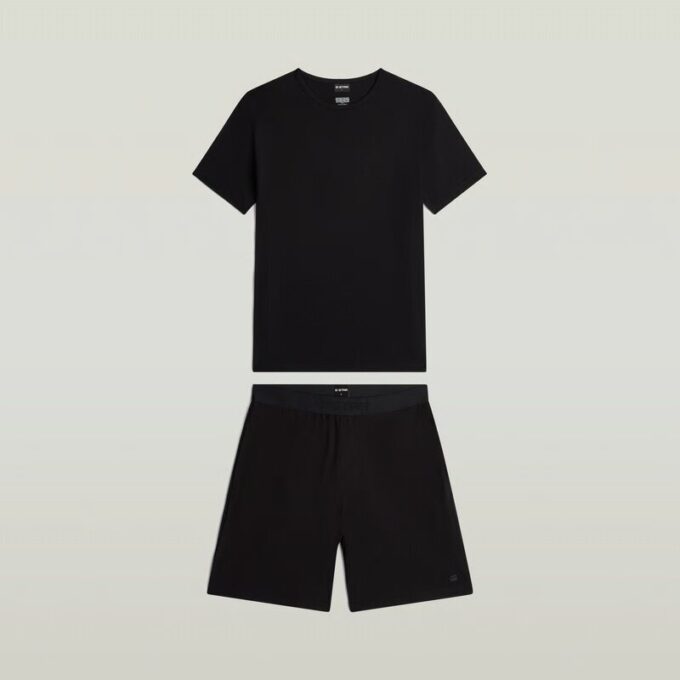 T-shirt och kort pyjamasset T-shirt och kort pyjamasset