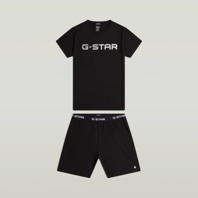 T-shirt och kort pyjamasset T-shirt och kort pyjamasset