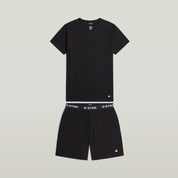 T-shirt och kort pyjamasset T-shirt och kort pyjamasset