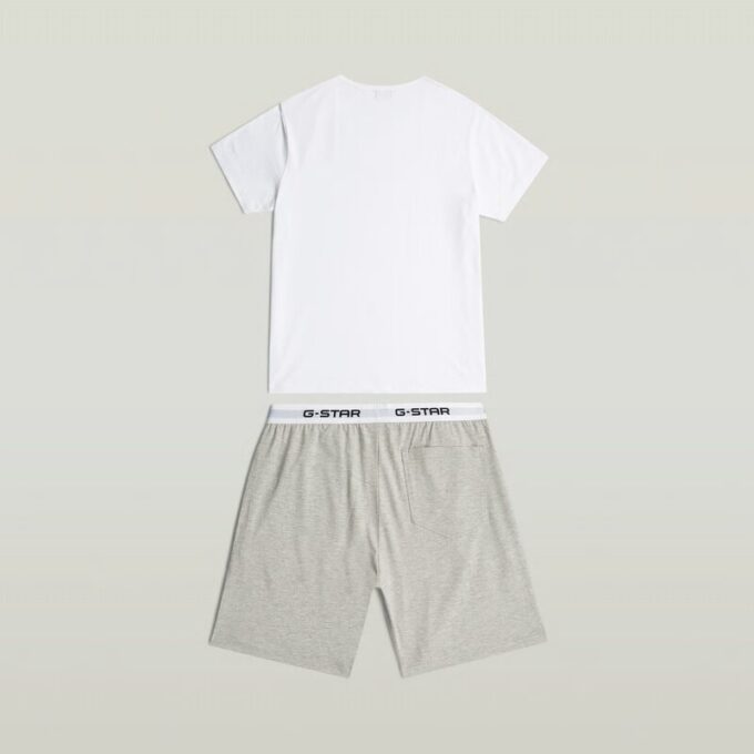 T-shirt och kort pyjamasset T-shirt och kort pyjamasset