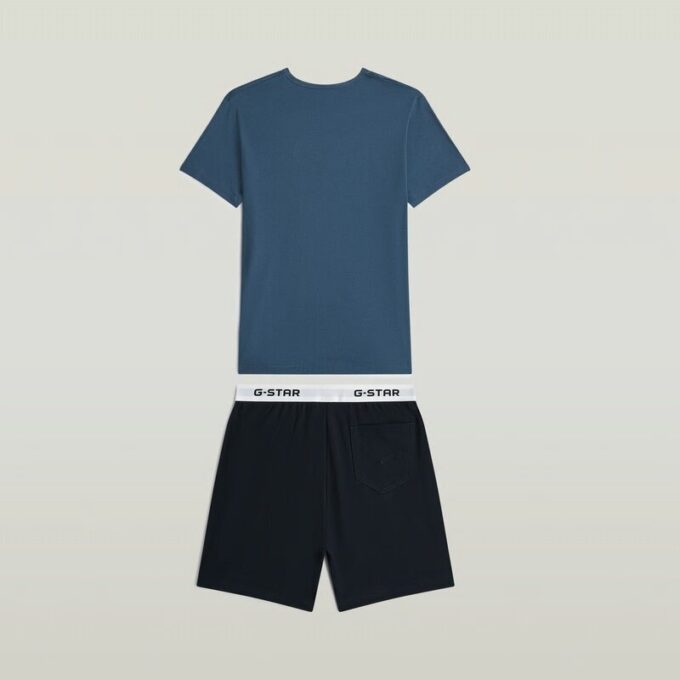T-shirt och kort pyjamasset T-shirt och kort pyjamasset
