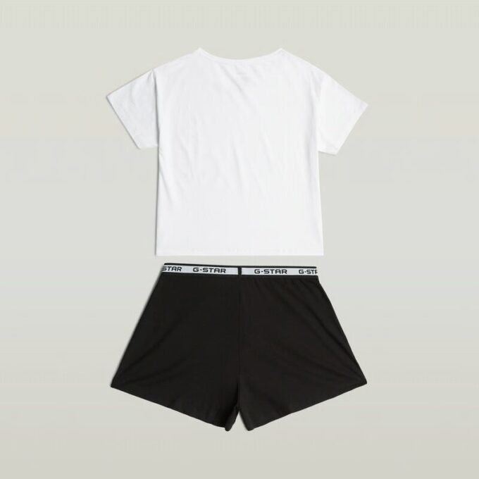T-shirt och kort pyjamasset T-shirt och kort pyjamasset