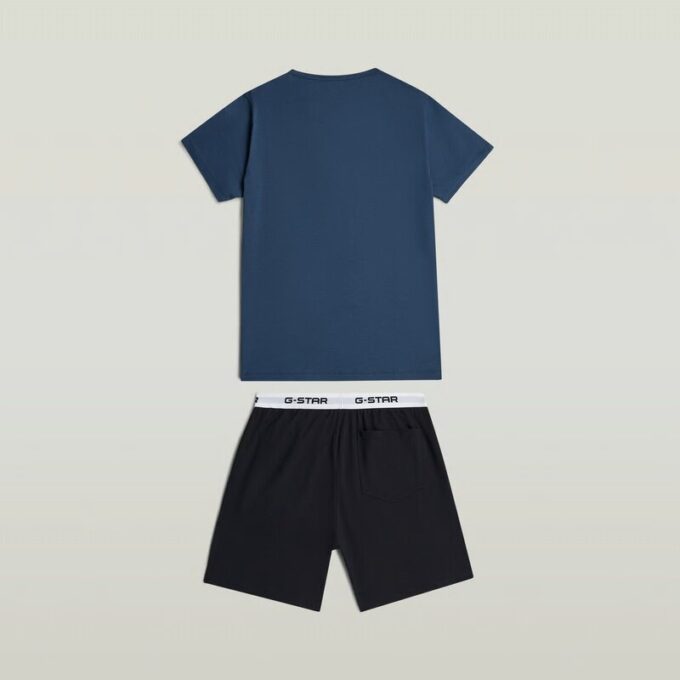 T-shirt och kort pyjamasset T-shirt och kort pyjamasset