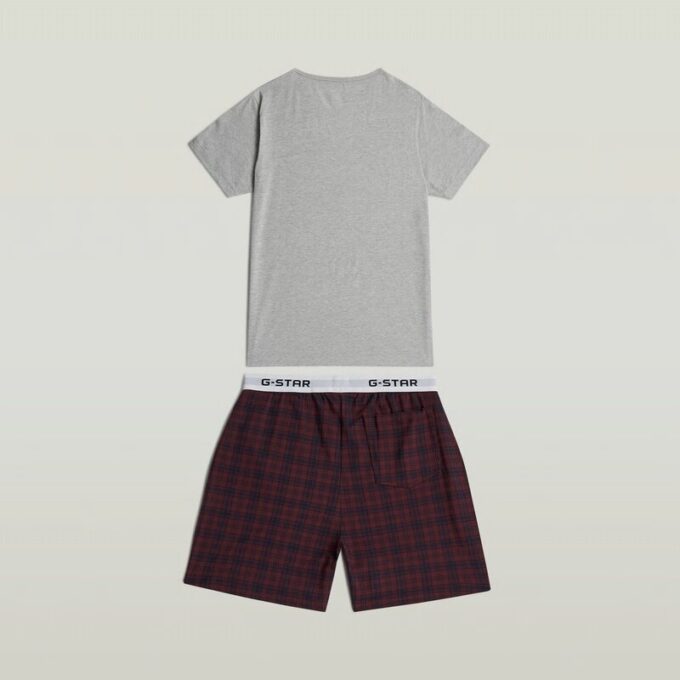 T-shirt och kort pyjamasset T-shirt och kort pyjamasset