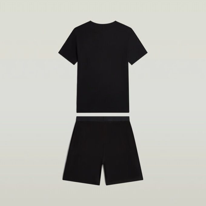 T-shirt och kort pyjamasset T-shirt och kort pyjamasset
