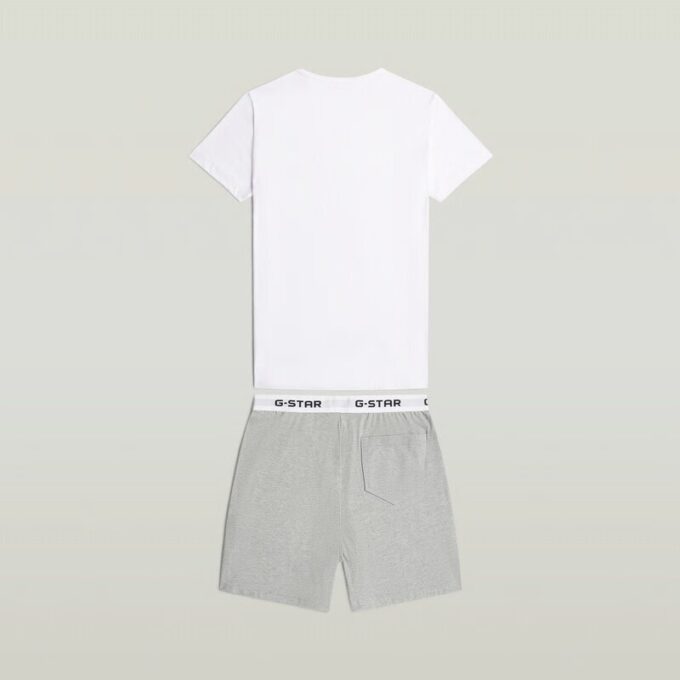 T-shirt och kort pyjamasset T-shirt och kort pyjamasset