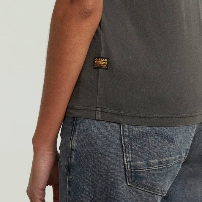 Överfärgad t-shirt med sömmar framtill